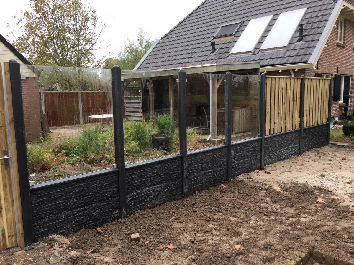 HoutBeton's tweet photo. Hout beton schutting met glas https://t.co/TE5Sc98kQW
