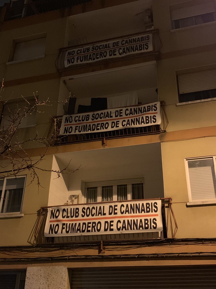 LOSMEJORESHUMOS's tweet photo. Hay mucha gente que por ignorancia se declara abiertamente en contra de las asociaciones cannabicas, porque no saben que están realizando una labor social al luchar contra el narcotrafico y la criminalidad. Clubes de membresia legalmente constituidos para usuarios de #Cannabis 👍🏻 https://t.co/sGtLqo73UZ
