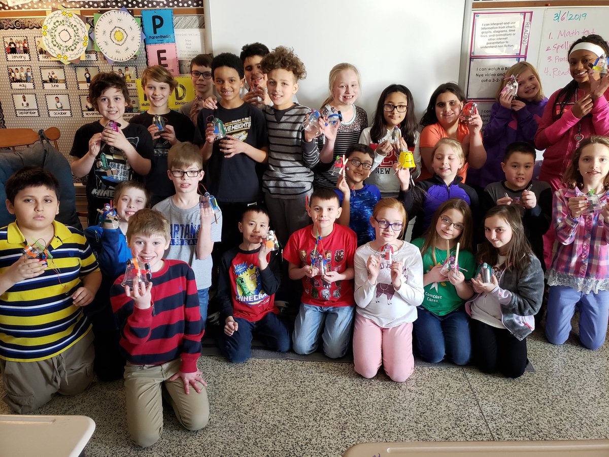 mrsanichHT's tweet photo. 4th grade fun today - Wiggle Bots and writing about our favorite candy!  #HTSpartans https://t.co/I5FGT42DuB