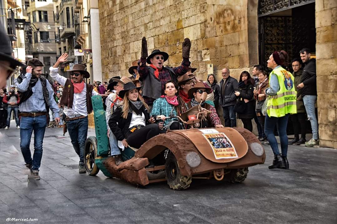 PlaEricRibelles's tweet photo. Els Molinets de Vent de "l'Associació Cultural més que festa" guanyen el concurs de Carrosses 🚜 i Comparses 🥁 del #Carnaval19 🎭 , que ha finalitzat aquesta tarda amb l’Enterrament de la Sardina 🐟 ficant així el "punt i final" als actes carnavalescos a la ciutat de #Lleida https://t.co/Q0ssfJrJJk