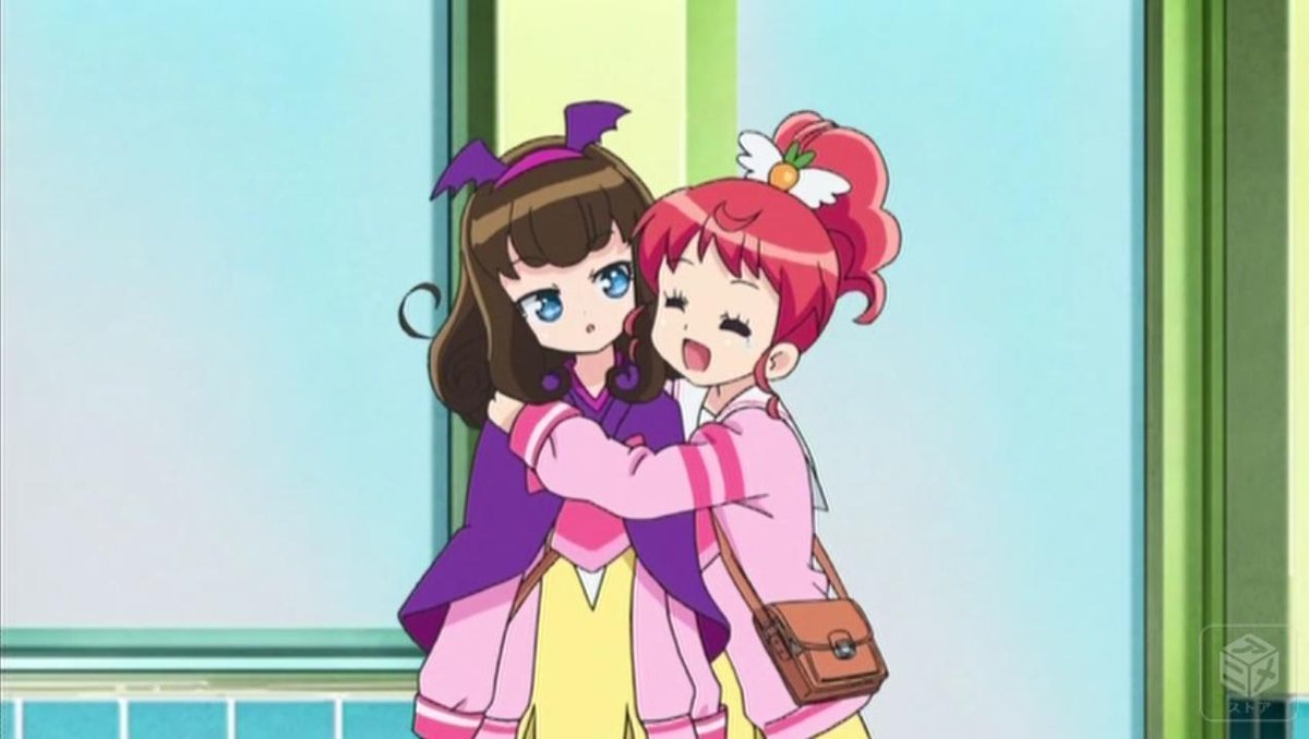 赤松 プリパラ46話 あろまありがとなのー って抱きつかれてるあろま みんなの前だから澄ました顔してるけど内心では こやつめ みたいに思ってんだろ 調べはついてるんだからな