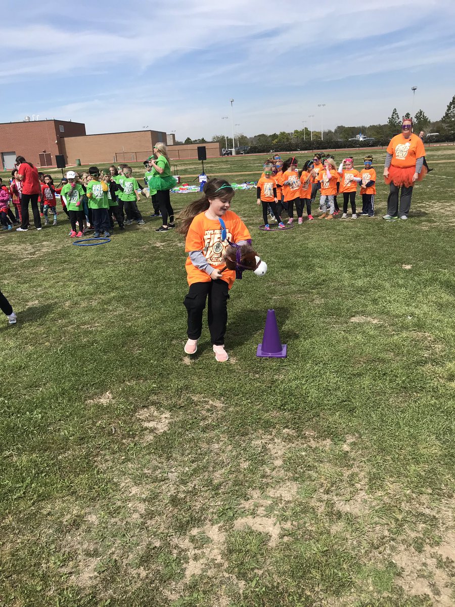 PowerupSuzy's tweet photo. Well @CormierCoolCats didn’t place today, but we gave it our all. Like @pe_pope said, “These chickens have never been more alive than they are today!” #fieldday18 #savethechicken #sunnyday https://t.co/lw6enZ1SVO