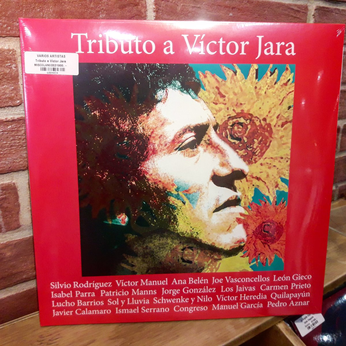 El aporte realizado por #VictorJara tanto en musica como teatro tiene un valor incalculable.
 He aqui un disco tributo a su figura, con artistas de la altura de <a href="/manugarpez/">Manuel García</a>, <a href="/quilapayun/">Quilapayún</a>, y el gran artista cubano @SilvioR1946, entre otros.
@disqueria_chilena 
#LAMUSICAQUENOSUNE