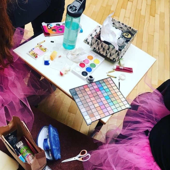 aslaugalda's tweet photo. Þau eru ólík verkefnin þegar maður vinnur í grunnskóla, fékk loksins að vera MUA í dag :) (MUA=make up artist, fyrir samstarfsmenn sem skilja ekki)#menntaspjall #bláskógaskóli https://t.co/Q6soEWtdXk