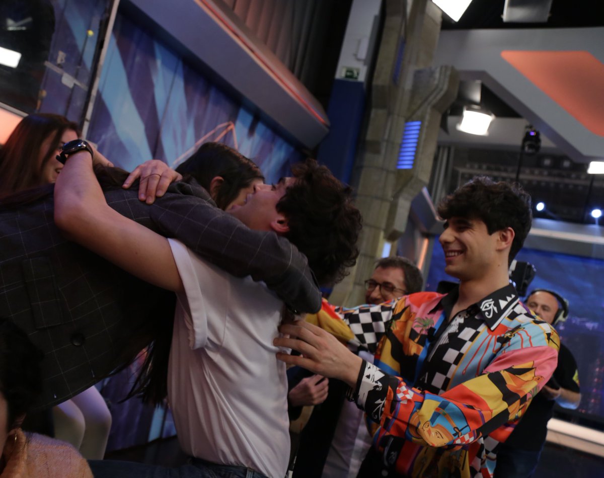 SamsungEspana's tweet photo. Con motivo de los 10 años de la familia #GalaxyS ⚡️ hemos querido sorprender, junto a @javviercalvo y #JavierAmbrossi, al público de @El_Hormiguero con el nuevo #GalaxyS10 📱 #LosJavisEH #TeamGalaxy https://t.co/PsMsH79X71