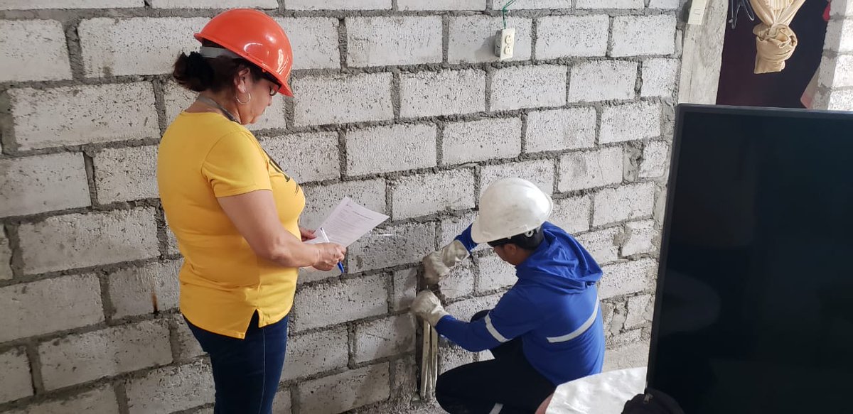 secap_ec's tweet photo. #Babahoyo | 60 trabajadores del sindicato de obreros de @CNEL_EP serán parte del proceso de examinación para certificar sus competencias laborales, en el perfil 'Operario Especializado en Mantenimiento de Viviendas y Edificios' (electricidad).
#CertifícateConSecap #SecapZonal5 https://t.co/emq5S1RcOP