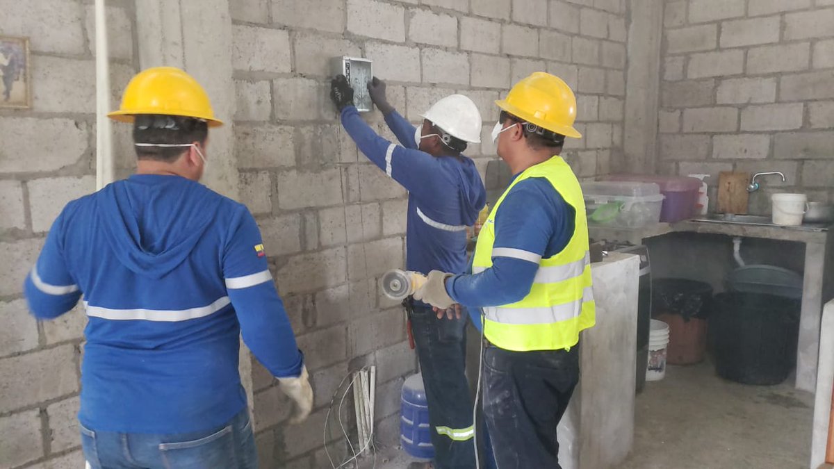 secap_ec's tweet photo. #Babahoyo | 60 trabajadores del sindicato de obreros de @CNEL_EP serán parte del proceso de examinación para certificar sus competencias laborales, en el perfil 'Operario Especializado en Mantenimiento de Viviendas y Edificios' (electricidad).
#CertifícateConSecap #SecapZonal5 https://t.co/emq5S1RcOP