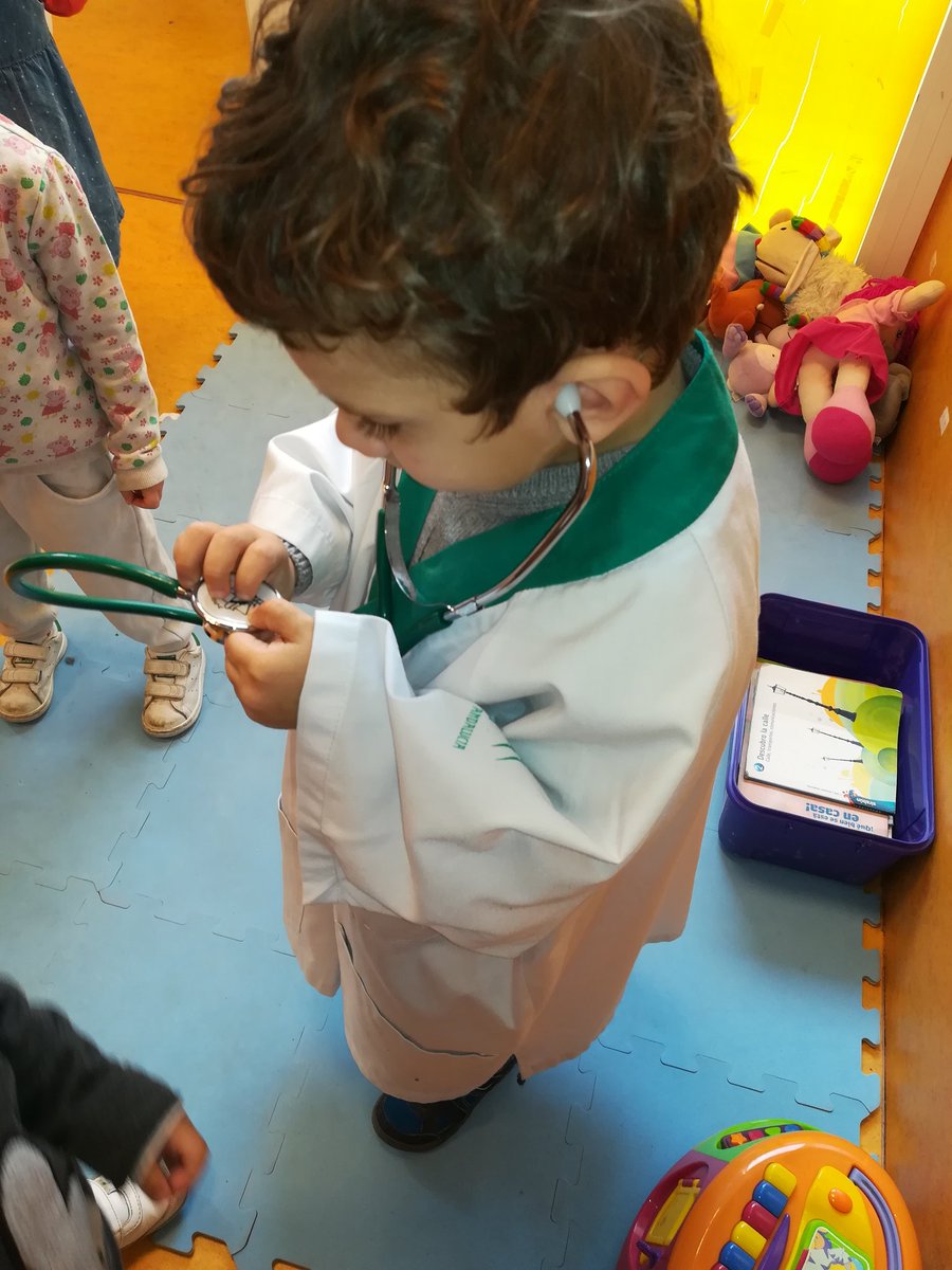Melaniagc97's tweet photo. Ayer tuvimos la suerte de tener en clase a una MATRONA. Aurora la mami de nuestro compi vino a contarnos su profesión y nos encantó todo lo que nos trajo! ¡¡MUCHAS GRACIAS!! @Novaschool_es
#MalagaCentro @SilviaPalomoCis https://t.co/Ar50aMAINg