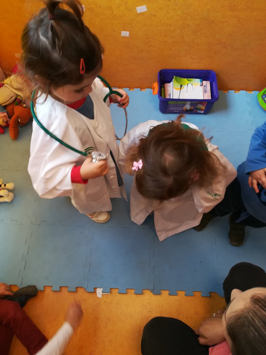 Melaniagc97's tweet photo. Ayer tuvimos la suerte de tener en clase a una MATRONA. Aurora la mami de nuestro compi vino a contarnos su profesión y nos encantó todo lo que nos trajo! ¡¡MUCHAS GRACIAS!! @Novaschool_es
#MalagaCentro @SilviaPalomoCis https://t.co/Ar50aMAINg