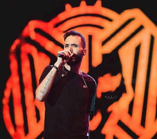 عيني جات ف عنيها وحصل زلزال وشبط فيها زي العيال .