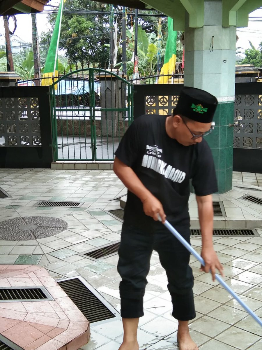 Kangakmal41's tweet photo. Nikmatnya jadi Muharrik Masjid @nu_online @ltmpbnu @PBNU_164 @GUSDURian @gusmusgusmu @DKIJakarta https://t.co/AXC62mSElr