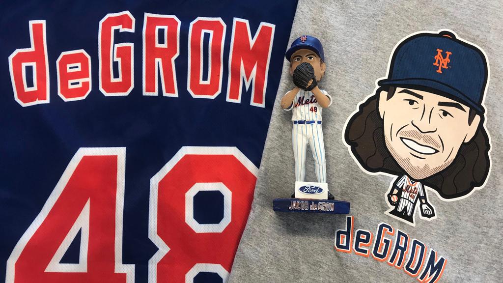 Mets's tweet image. 🚨 #Sweepstakes Alert 🚨

RT to enter to win a @JdeGrom19 bobblehead, t-shirt and replica jersey. 

Rules: atmlb.com/2ERQsCW