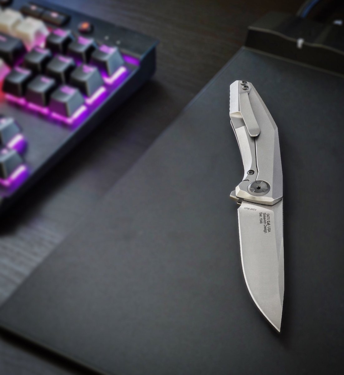 ZTKnives's tweet image. The 0470’s marbled carbon fiber on the show side might get all the attention, but the clean lines, titanium clip, and black hardware on the backside are not to be overlooked.

zt.kaiusaltd.com/knives/knife/z…

#zt0470 #madeinusa #sinkevichdesign