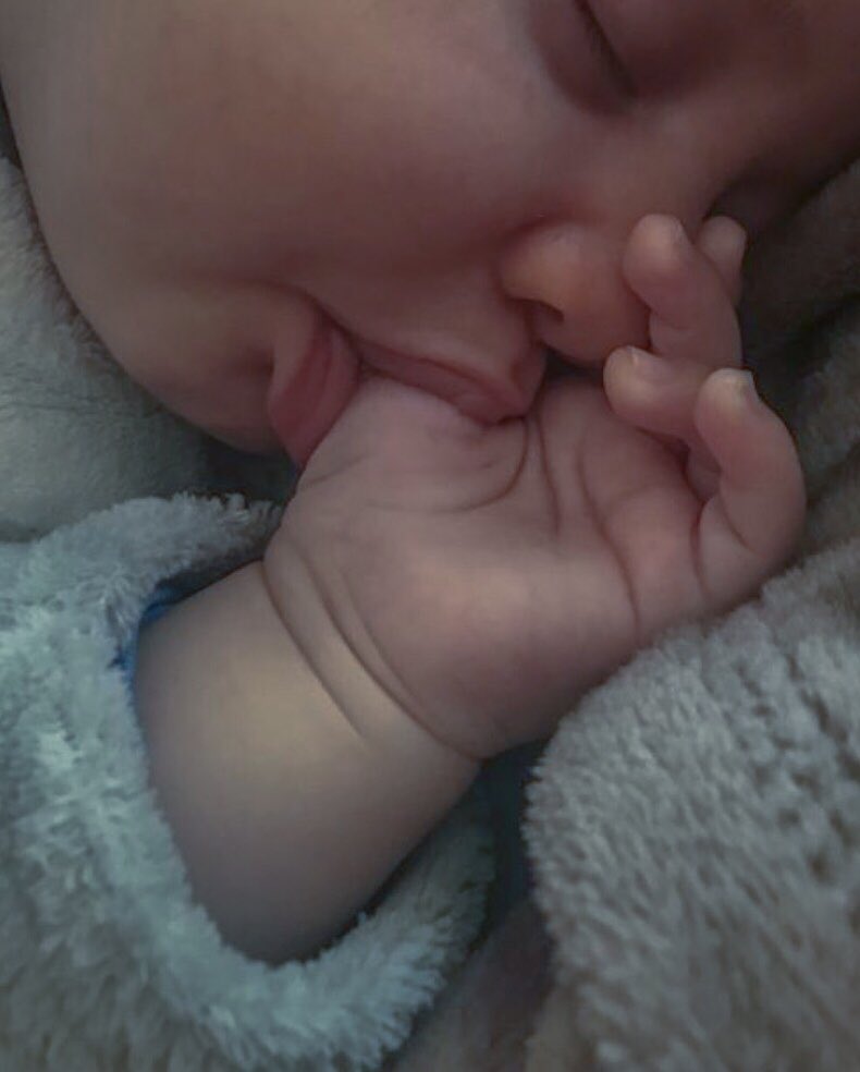 Barbara_801's tweet photo. He aprendido a chuparme el dedito cada vez que quiero dormir... 2 meses tengo... 😒 #AntiChupe #Espabilado https://t.co/ZlpTDZsjoR