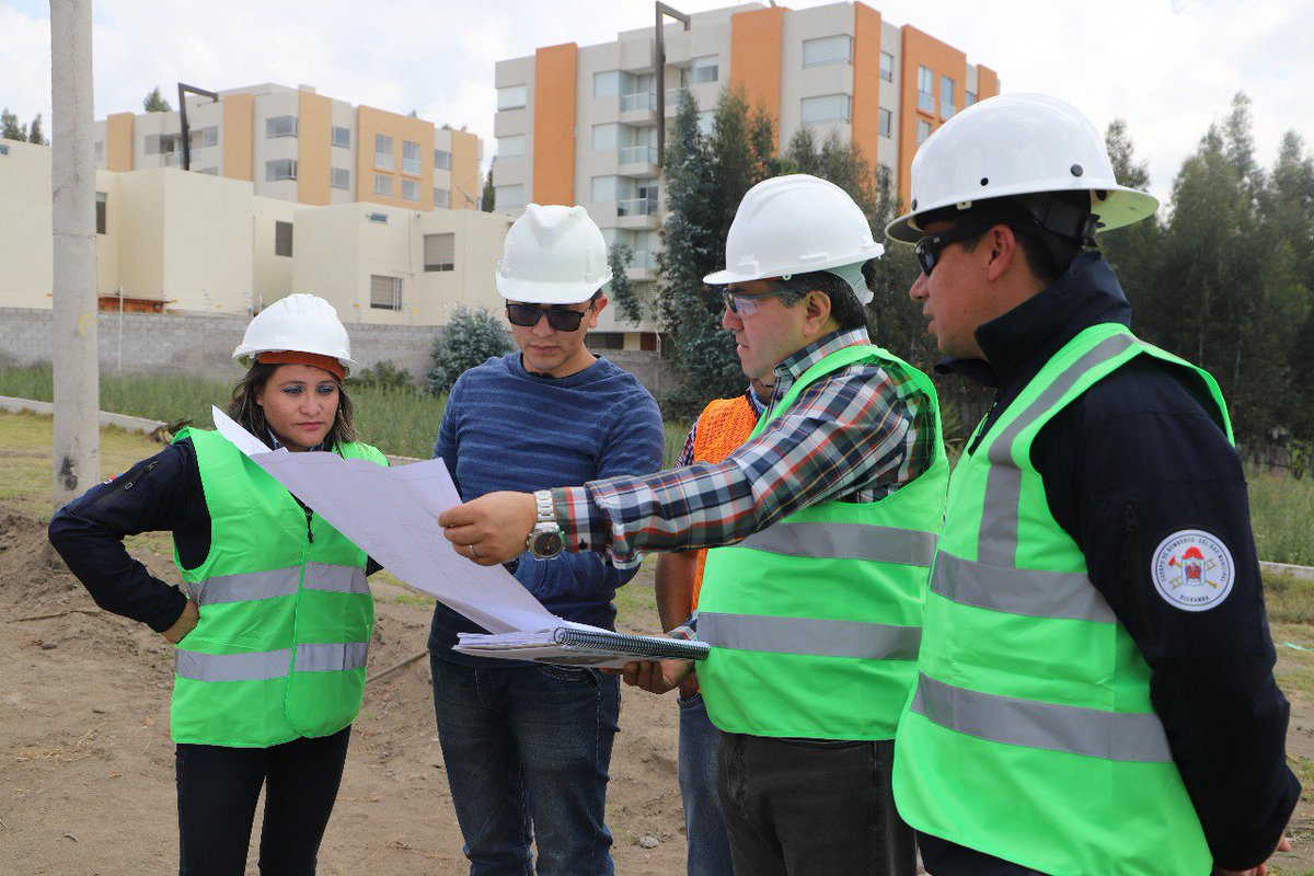 fernandobarreno's tweet photo. Visitamos la construcción de la nueva estación de Bomberos Riobamba. 
Este Proyecto permitirá brindar un servicio oportuno y eficiente, además de acortar los tiempos de intervención ante posibles siniestros en el sector norte de #Riobamba.  #SeguimosCumpliendo #BomberosRiobamba https://t.co/JSEoRnWazQ
