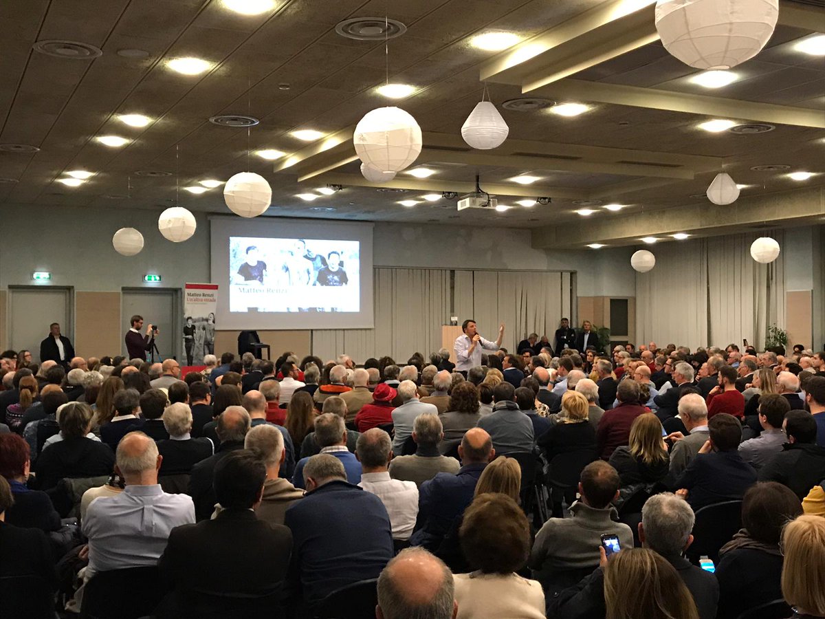 matteorenzi's tweet photo. Seregno prima, Varese poi. Centinaia di persone per parlare di buona politica e per camminare su #UnAltraStrada rispetto a Salvini e Di Maio. Grazie del vostro affetto https://t.co/B4dOIVHrOs