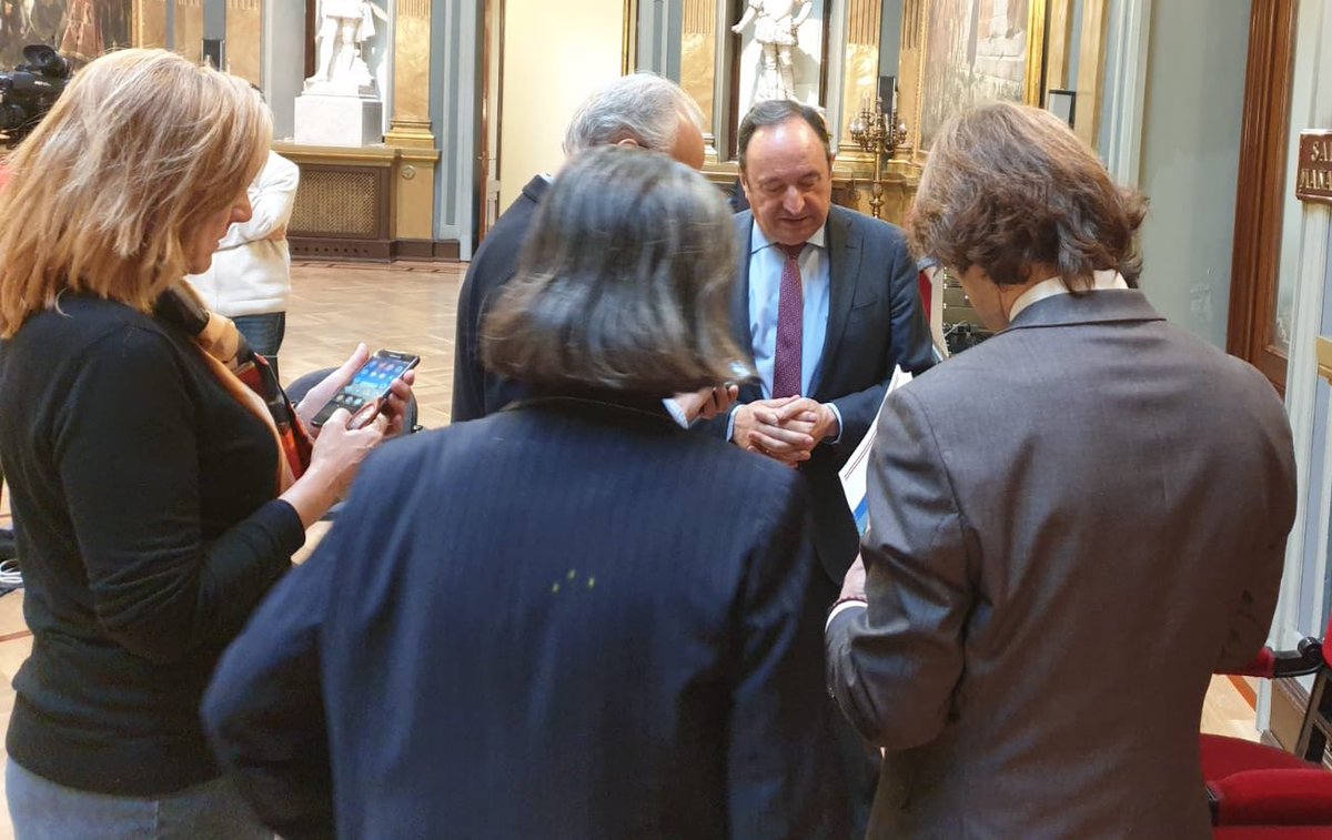 VicePteSENADO's tweet photo. Comentando con los periodistas los temas tratados en la reunión de la Mesa. https://t.co/VgcMv6U6FA