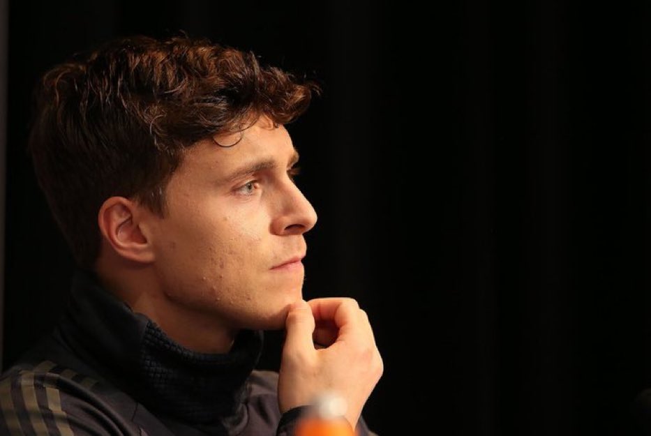 UnitedUpdates's tweet photo. Lindelof vs PSG:

100% aerial duels won
100% tackles won
92% pass accuracy 
3 clearances 
0 fouls 

Wow. 

#MUFC https://t.co/SNalkBcqRB