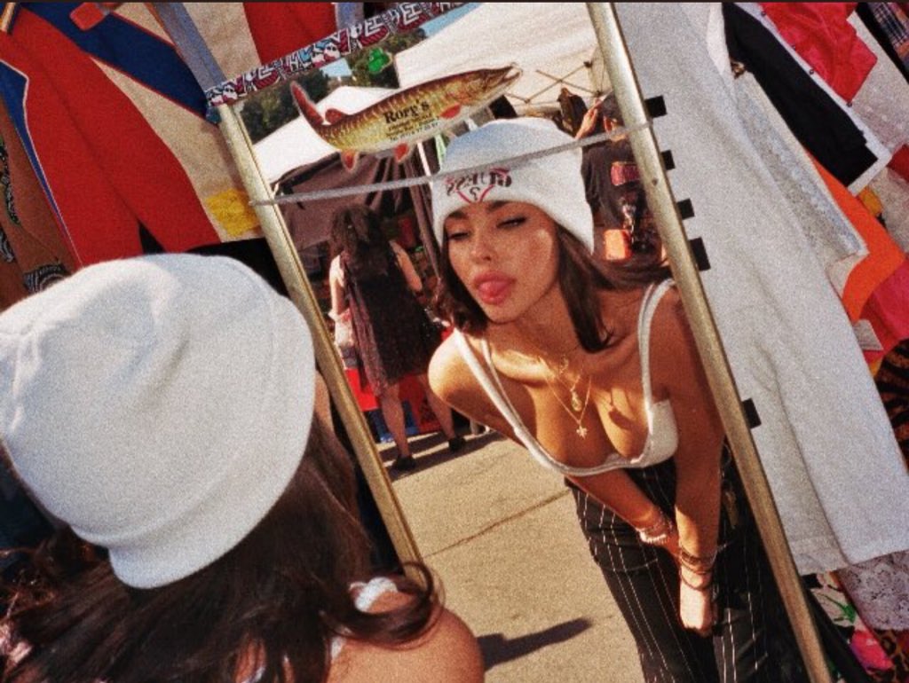 Everyone’s in love and im over here loving myself 🤷‍♀️