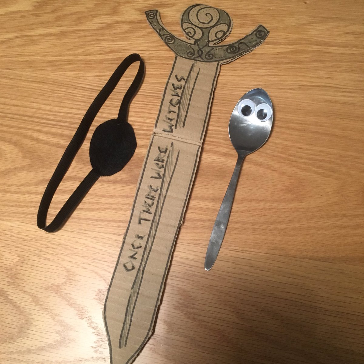 libobliz's tweet image. World Book Day ready &amp;amp; it’s not even 11! Have a good’un everyone #WBD19 #claude #wizardsofonce