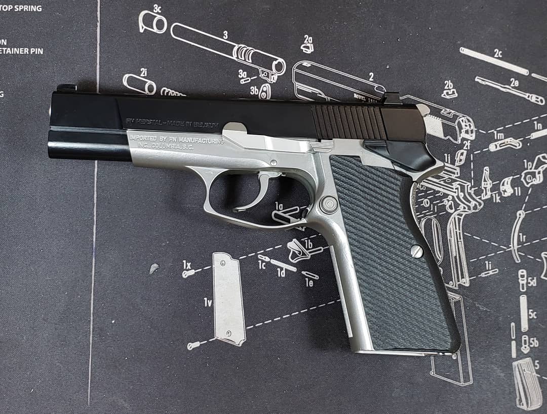 ROBARguns's tweet photo. Not something we see everyday. DA/SA @fn_america BHP we did Satin Roguard on the slide with NP3 internals, and NP3 frame and internal, and stippling on the top of slide and backstrap. We also had to manufacture the back strap to work with standard Browning HiPower grip panels. https://t.co/qpF9lOMpZg