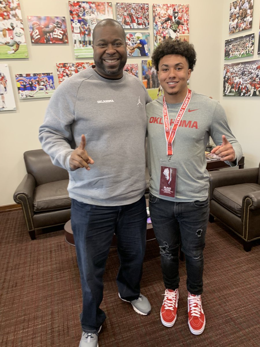 BlakeIrvingg's tweet photo. Crazy how god works... prayed countless hours and he answered with the opportunity to play for my DREAM school! All glory and praise goes to him,  forever blessed! #BoomerSooner ☝🏽@CoachJ_Boulware https://t.co/FiO6l5uRWn