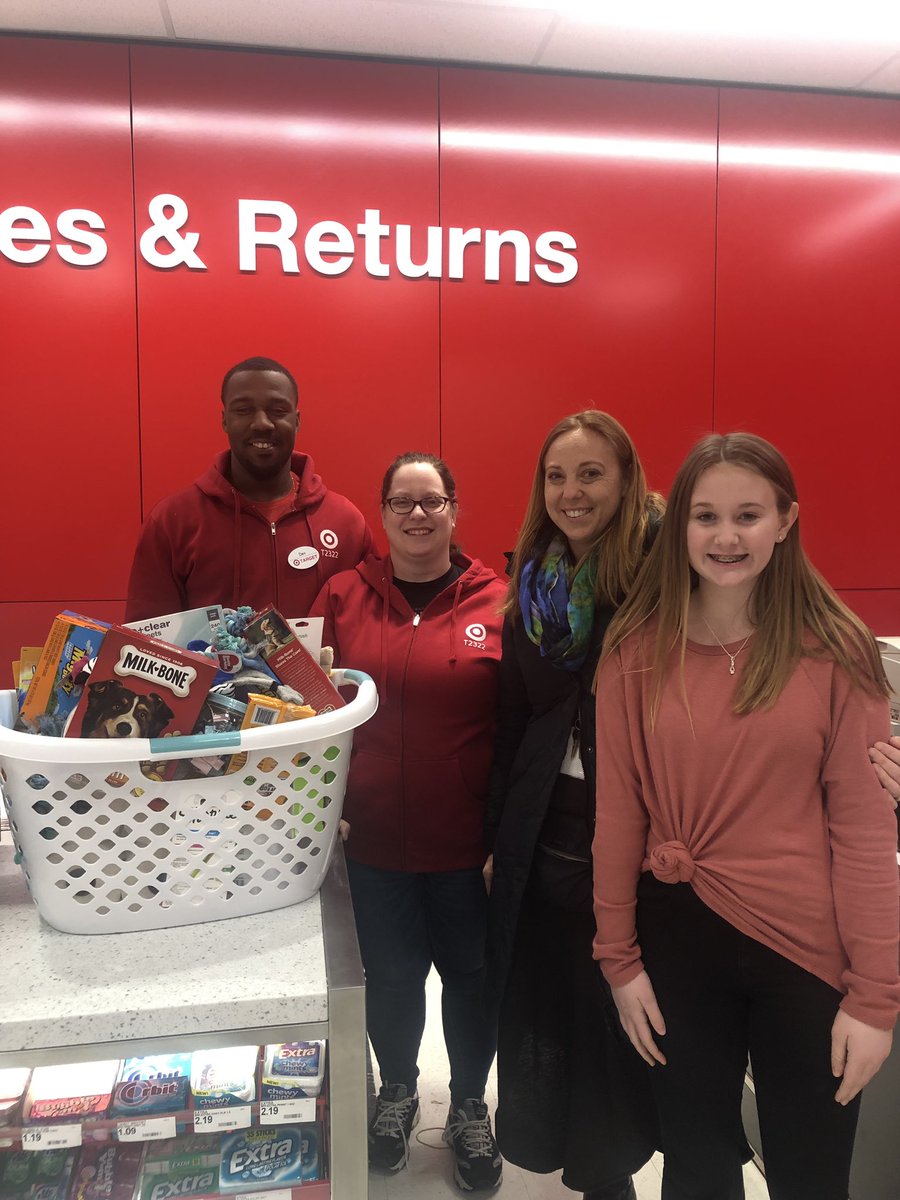 Basket of goodies for the Lake County Dog shelter! #T2322 #animalsrock <a href="/MaryVtotheZ/">Mary Veasey</a> <a href="/debic2322/">Debi Cole</a> <a href="/twiterlesmcnik/">Nicole Marie</a>