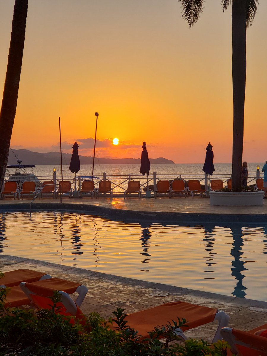 There is something about being by water and experiencing a sun set that just relaxes my mind #SunscapeSplash