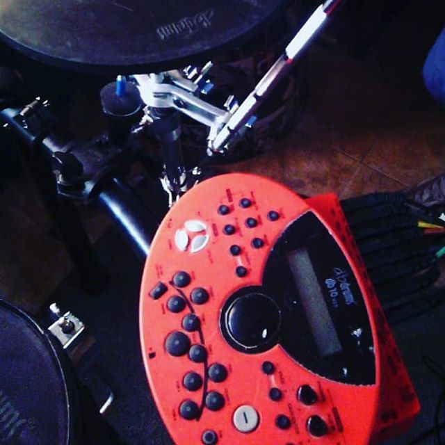 pantuflasProck's tweet photo. 🎶 Empezando a programar baterías 💣 #bateria #drums .
.
#dbdrums @dbdrums_ok #pantuflas #Postrock #postrockcommunity #newmusic #martering #drumers #indimusic https://t.co/ZA5f3PMHo8 https://t.co/TKMIDiBhhW