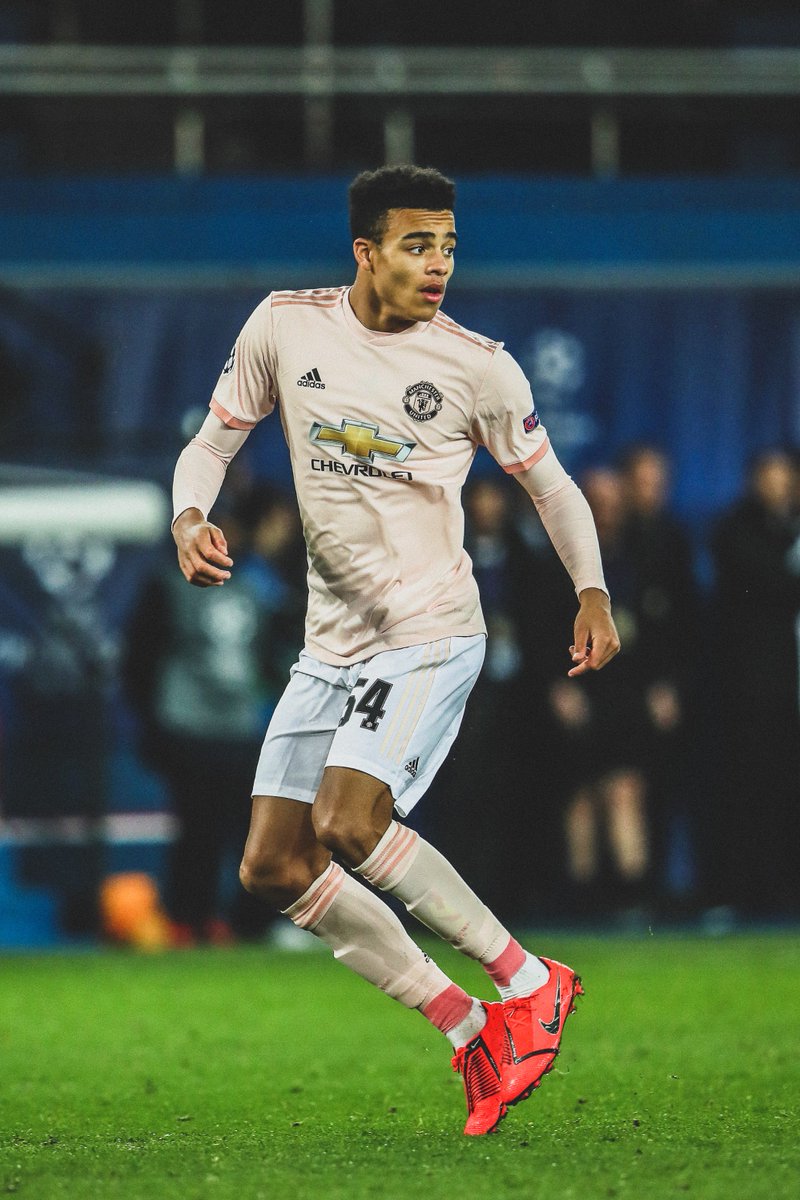 Sporf's tweet photo. 🏴󠁧󠁢󠁥󠁮󠁧󠁿 @_MasonGreenwood’s Week:

📅 Tuesday:
✈ Travels with @ManUtd first team to PSG.

📅 Wednesday:
✅ Makes @ManUtd debut in the @ChampionsLeague.

📅 Friday: 
🎓 Returns back to school.

😅 The highs and lows. https://t.co/8Ie1l0OM4T