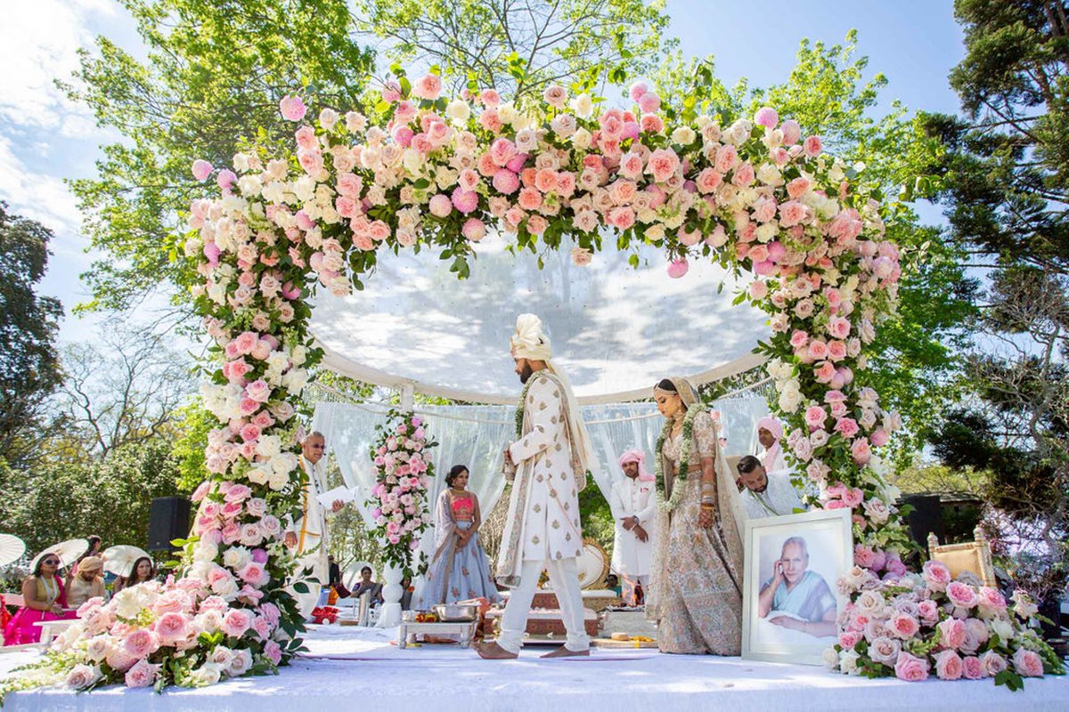 maharanidiaries's tweet photo. All the pretty details from Rachna and Avin's beautiful Spring wedding on The Maharani Diaries blog today. For more inspiration, check it out here -> https://t.co/AVDytbw1Vh https://t.co/dVIyzCRhJM