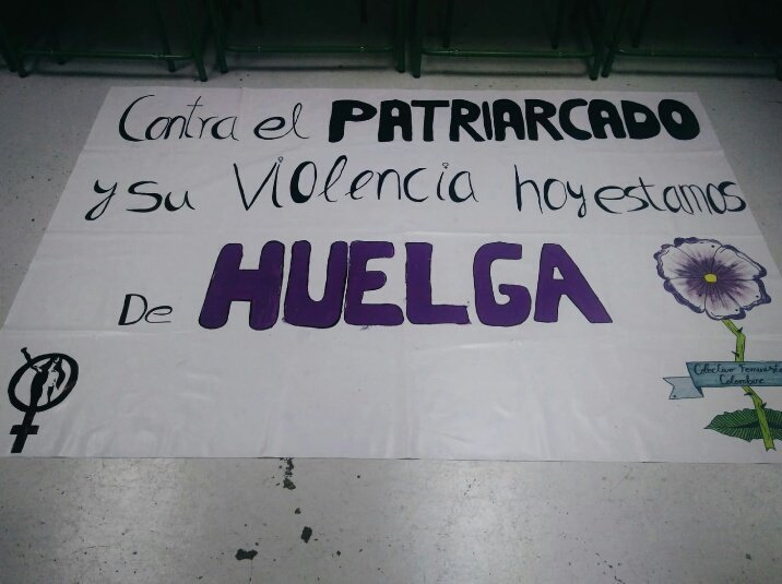 ColombineFem's tweet photo. Os dejamos unas fotos del taller de carteles de hoy ¡Ya tenemos lista nuestra pancarta y carteles para el 8M! Gracias a todas las que participaron con nosotras💜💜💜 https://t.co/2CLVCZH2rg