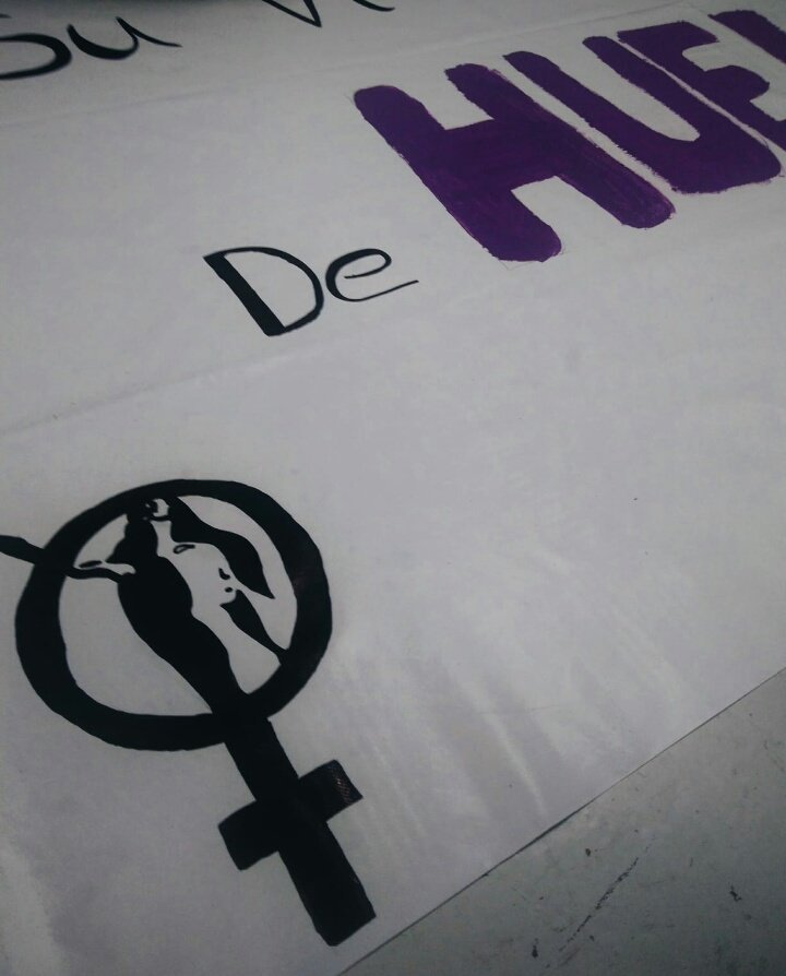 ColombineFem's tweet photo. Os dejamos unas fotos del taller de carteles de hoy ¡Ya tenemos lista nuestra pancarta y carteles para el 8M! Gracias a todas las que participaron con nosotras💜💜💜 https://t.co/2CLVCZH2rg
