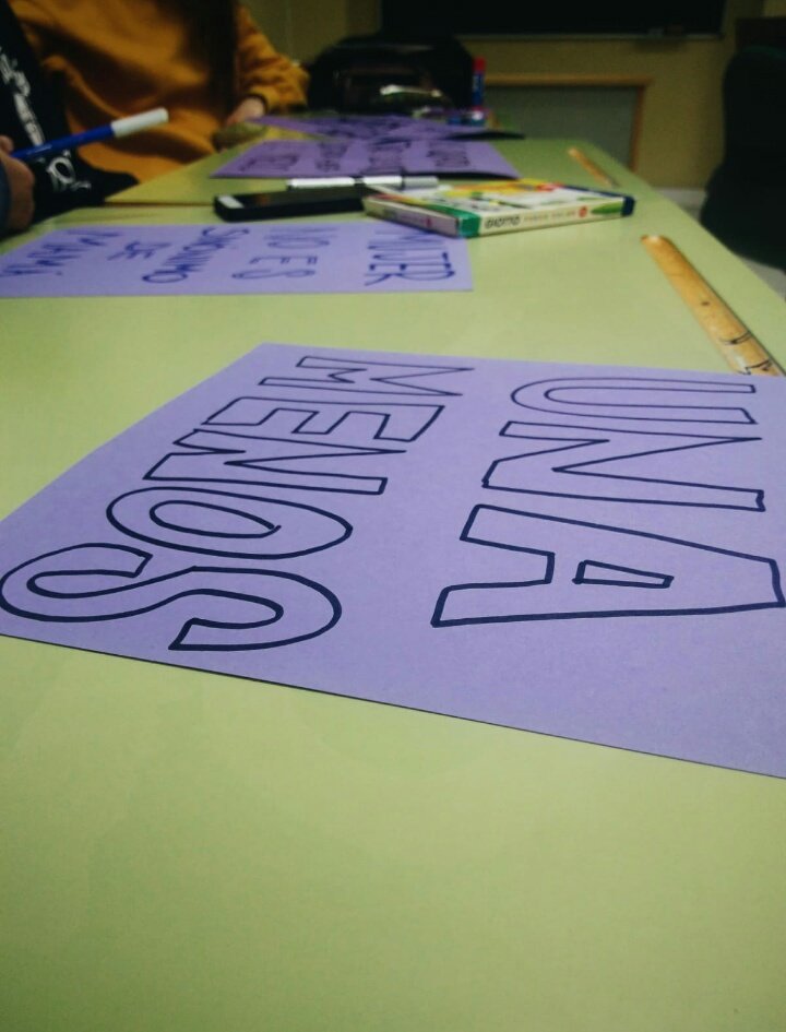 ColombineFem's tweet photo. Os dejamos unas fotos del taller de carteles de hoy ¡Ya tenemos lista nuestra pancarta y carteles para el 8M! Gracias a todas las que participaron con nosotras💜💜💜 https://t.co/2CLVCZH2rg