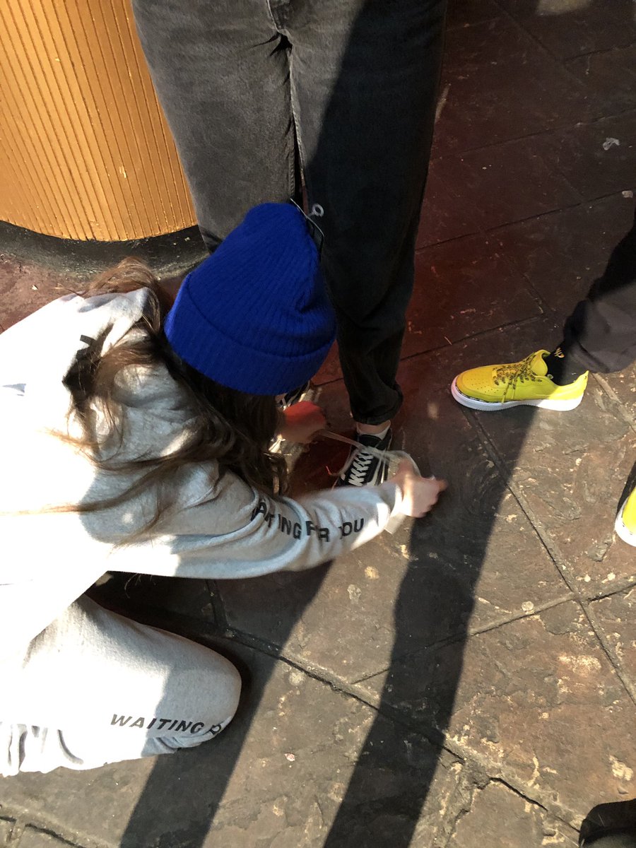 mackwayland's tweet photo. Me: “Erin, dude, ur shoe’s untied”

Ken: “Oh I got it”

Alisa: “She serves her people” 🙏

Thanks for such an awesome set last night, and for being so so kind!  Good luck at tonight’s show!  ♠️💞 https://t.co/mCHLkUjNe9