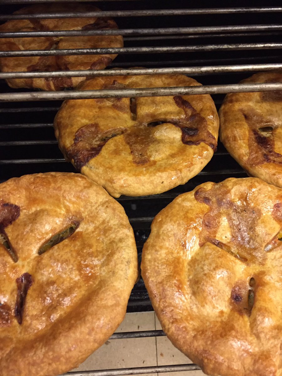 CRBrewCo's tweet photo. What’s for dinner?Chicken Pot Pie 😋just came out of the oven #dinner #foodlover #comfortfood #delish #hollywooddistrict #togo https://t.co/RhwQhLyfQX