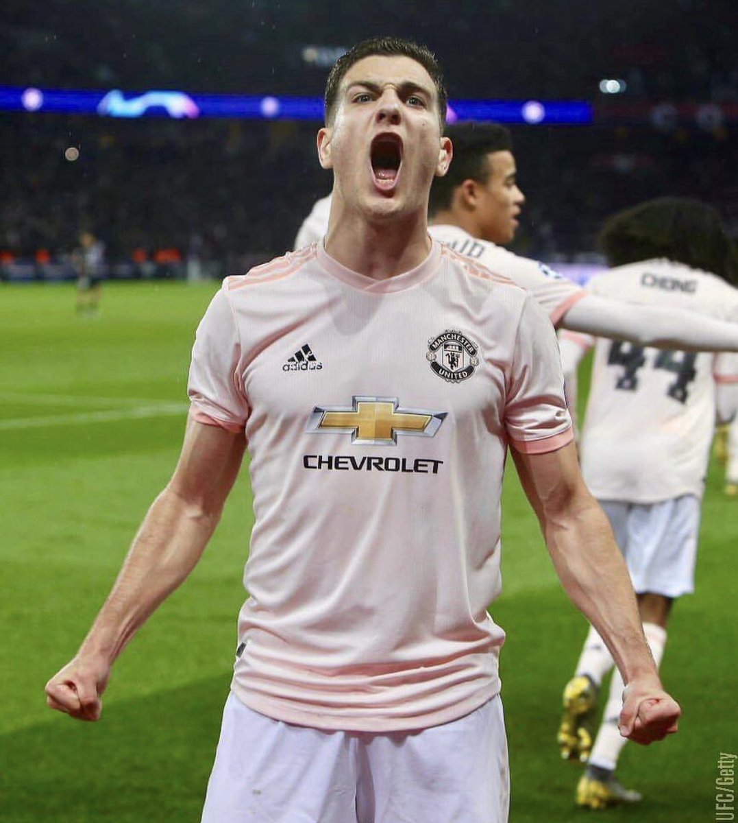 ManUtdInPidgin's tweet photo. No Martial ❌
No Pogba ❌
No Lingard ❌
No Herrera ❌
No Matic ❌
No Mata ❌
No Alexis ❌
No Valencia ❌

But Manchester United don beat PSG 3-1. 🔴

Like if you be Die-Hard #MUFC fan ❤️❤️❤️ https://t.co/OhfTua7nAo