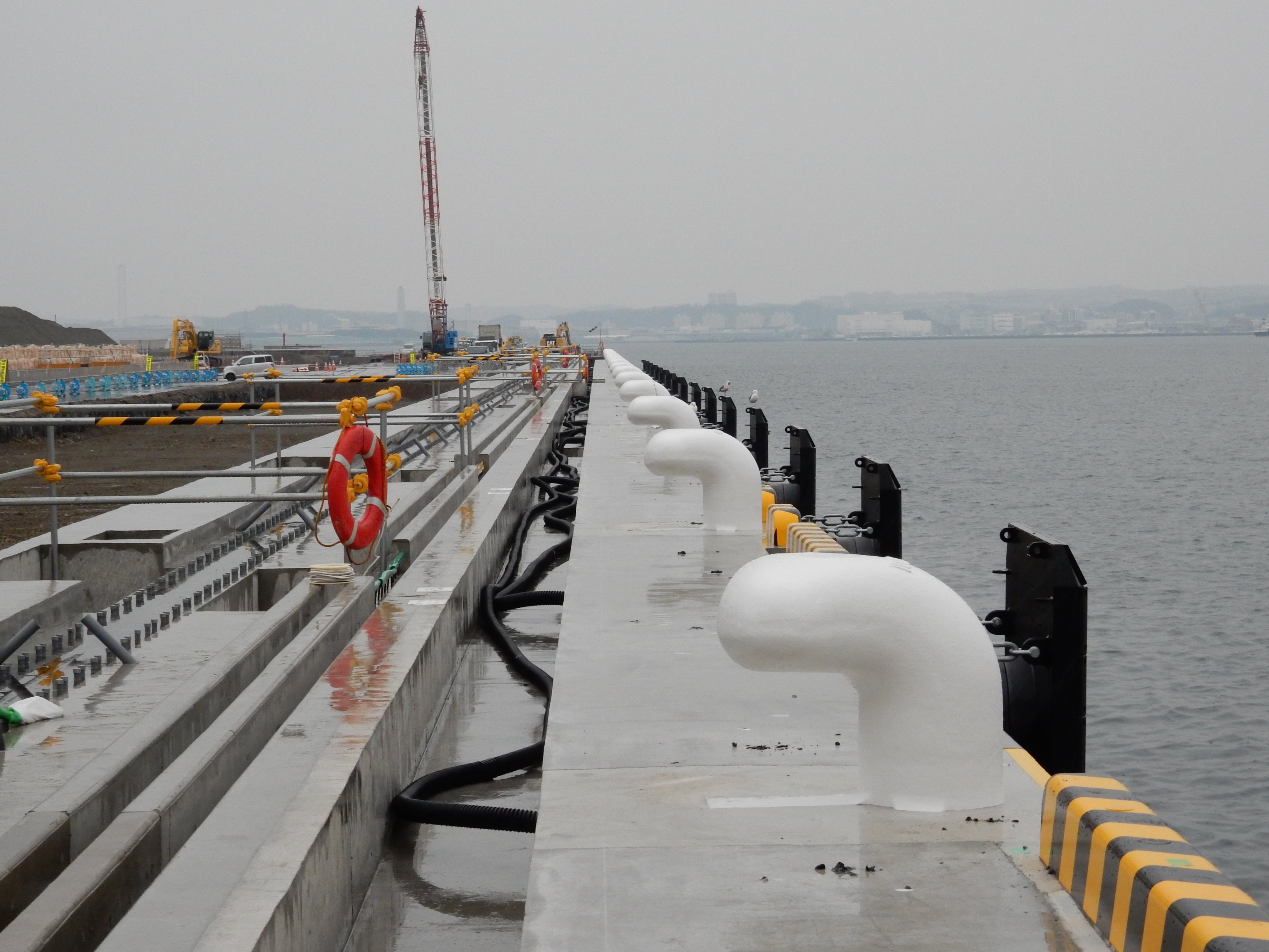 みなとん 京浜港湾事務所 公式 ずーっと並んでいるのは真新しい係船柱 コンテナ船を係留 と防舷材 船を受け止める です ３月初め 横浜港南本牧ふ頭 日本で二つ目となる水深18mの耐震強化岸壁の工事は徐々に仕上げの段階に入っています 横浜港 南