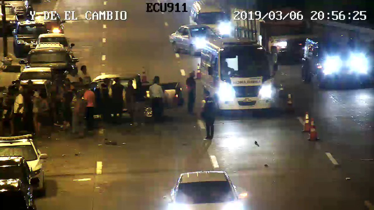 ECU911Machala1's tweet photo. [BOLETÍN] | #ECU911 coordinó con @Salud_CZ7, @PoliciaEcuador y @BombeEscobar la atención de siniestro de tránsito en la "Y" de El Cambio. https://t.co/M0yndX43bD