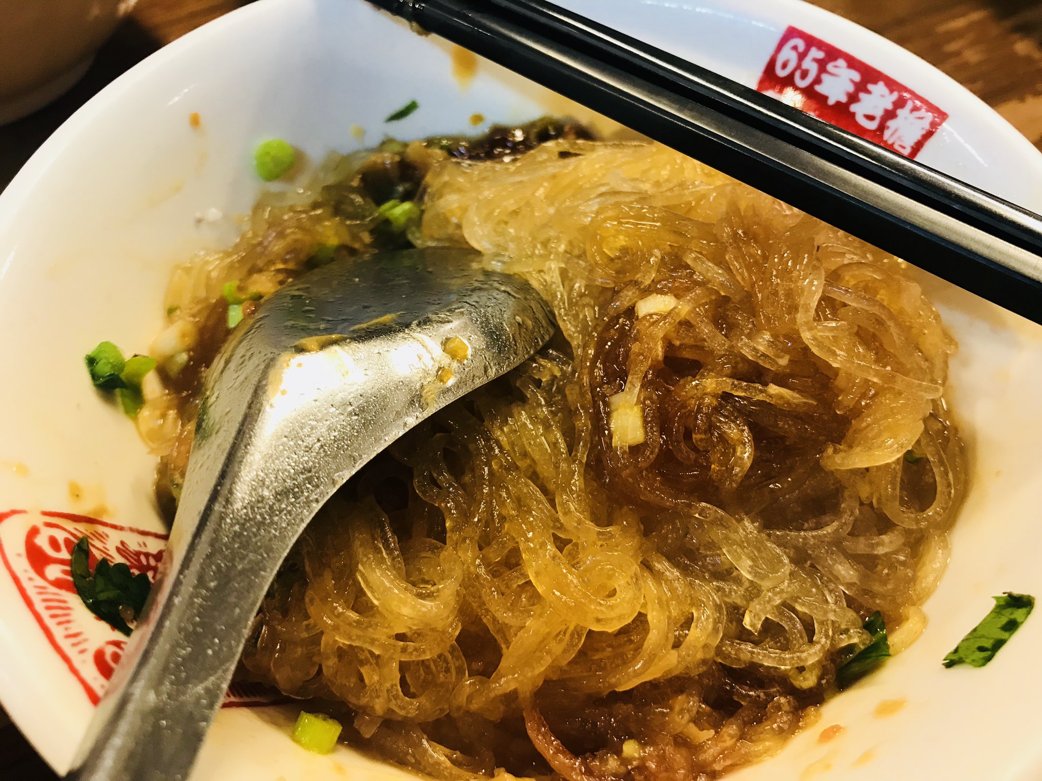 Travel Kudos 九份老街的魚丸伯仔成立于1946年 已有70多年的历史 鱼丸伯仔只卖三样东西 豆乾包 魚丸湯 乾冬 粉