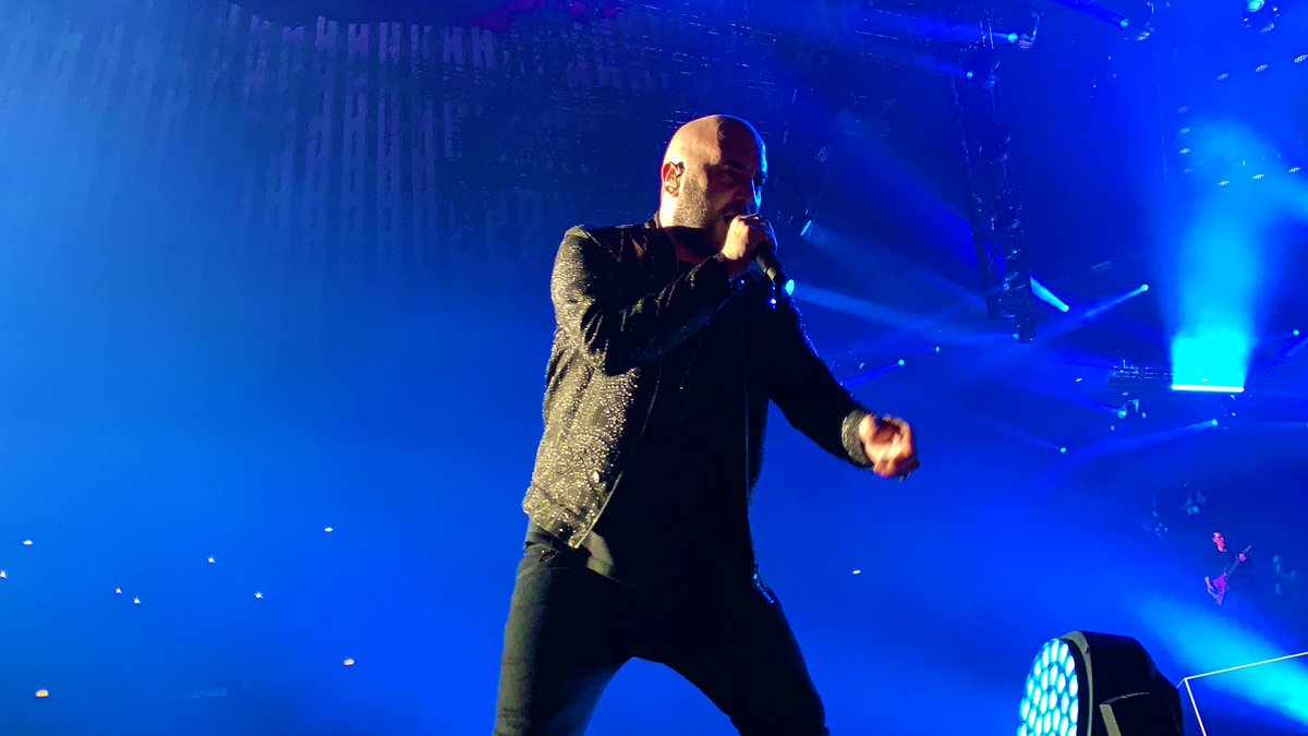 duca1989's tweet photo. Grazie per queste due lune da brividi❤️😍 @Negramaro #NegramaroIndoor2019 #forzalele https://t.co/R3S6OqFWu2