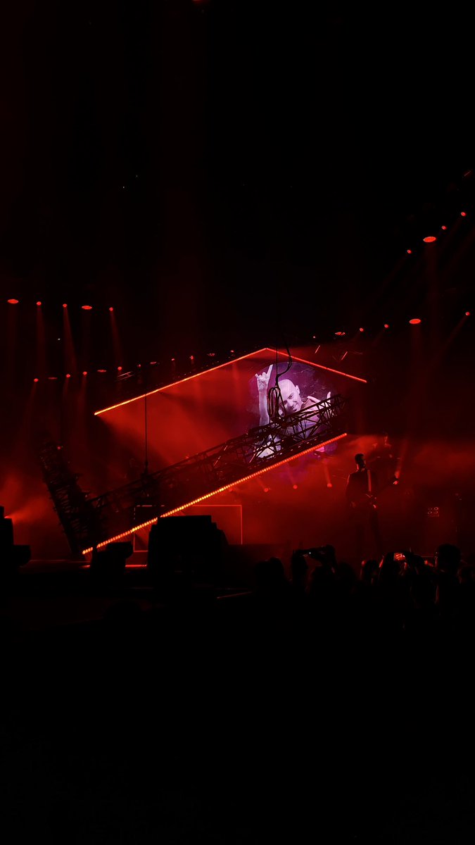 duca1989's tweet photo. Grazie per queste due lune da brividi❤️😍 @Negramaro #NegramaroIndoor2019 #forzalele https://t.co/R3S6OqFWu2