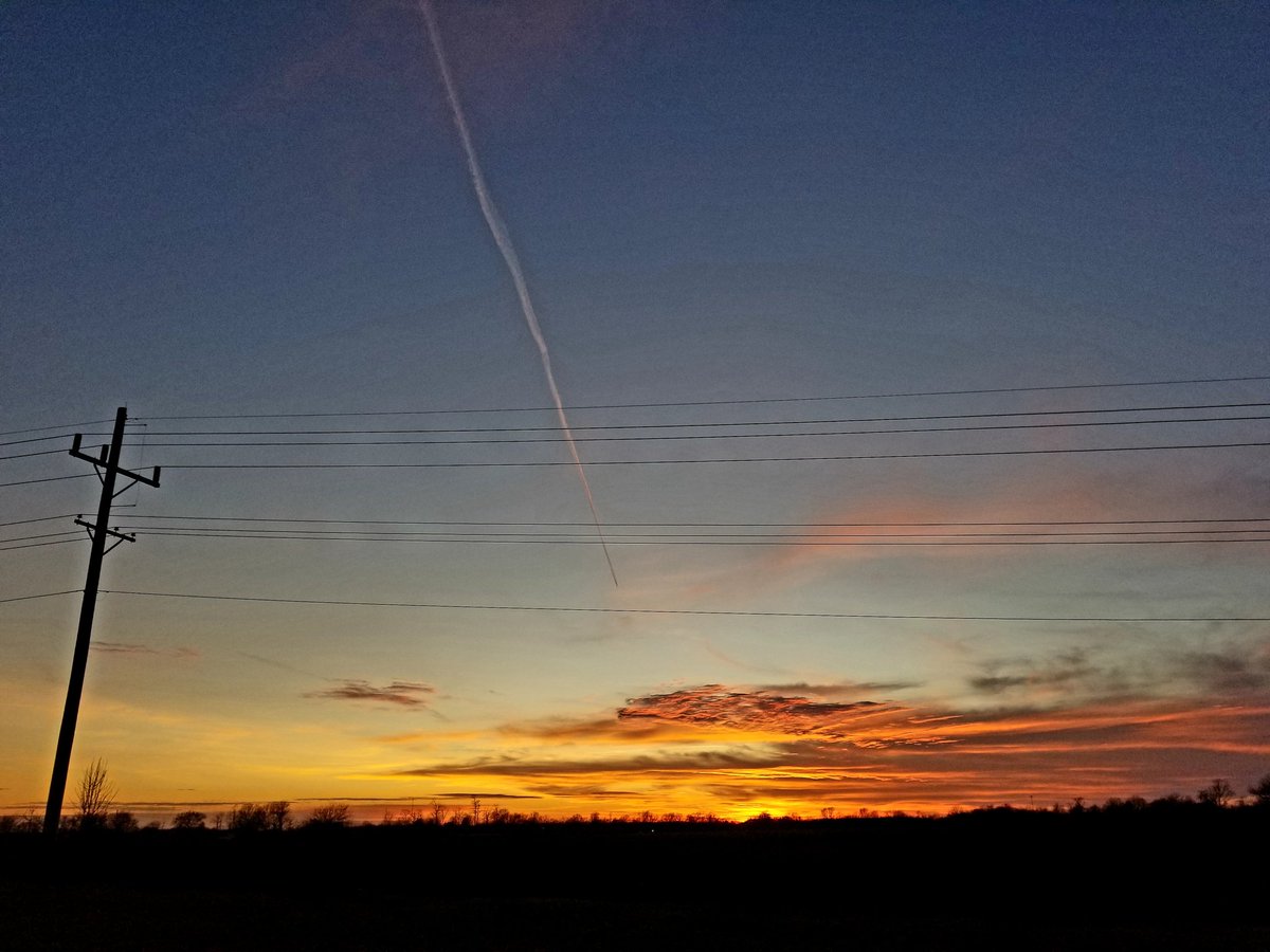 slothwx's tweet photo. Another sunset photo from Republic! #repmo #mowx #distributionLine #transmissionLine #jet #sunset https://t.co/6TIkJ7CXnE
