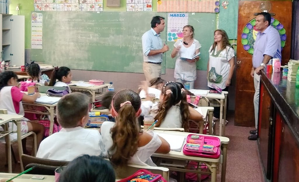 Julianguelvenzu's tweet photo. Hoy participé del inicio del ciclo lectivo en la EP Número 3 junto al jefe distrital de Educación, Alfredo Nizoli. Cada día son más los docentes que privilegian enseñar y no adhieren a los paros. #EmpezaronLasClases
#VolvemosAClases #CadaDíaCuenta #Zárate https://t.co/kPzQPq7IV6