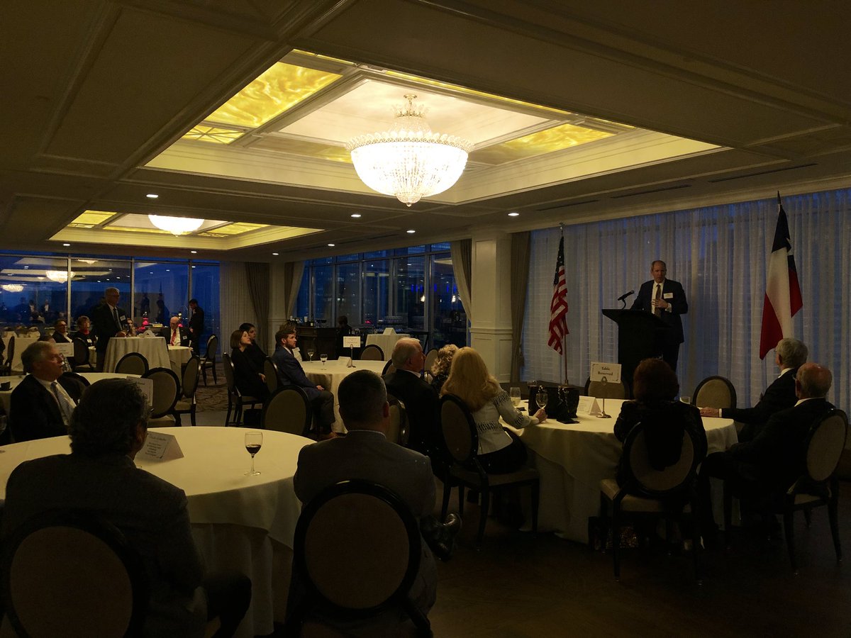 SergioChapa's tweet photo. Mark Houser with the state's University Lands program is speaking at a meeting of the Houston Wildcatters. University Lands owns 2.1 million acres of oil &amp; gas leases in West Texas. Proceeds from those leases go to the UT and Texas A&amp;M systems. #PermianBasin #Houston https://t.co/kJKG2GxAcb