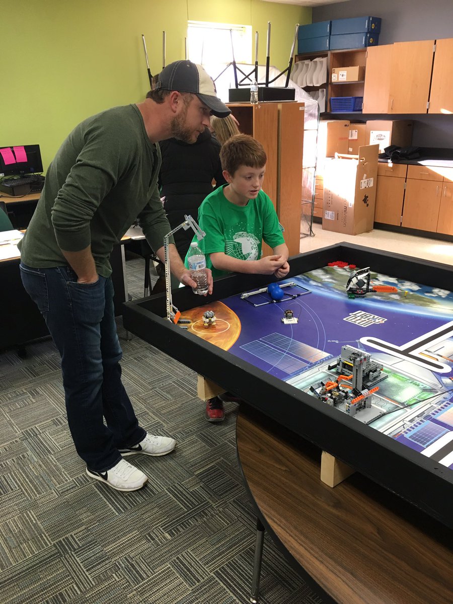MillerSciSpdway's tweet photo. Tonight our 4th grade Robotics team showed off what they've learned this year to their parents! It was so great seeing them so excited! #STEMLovers #TallyBEST #KISDBEST https://t.co/lrNDN2YXmH