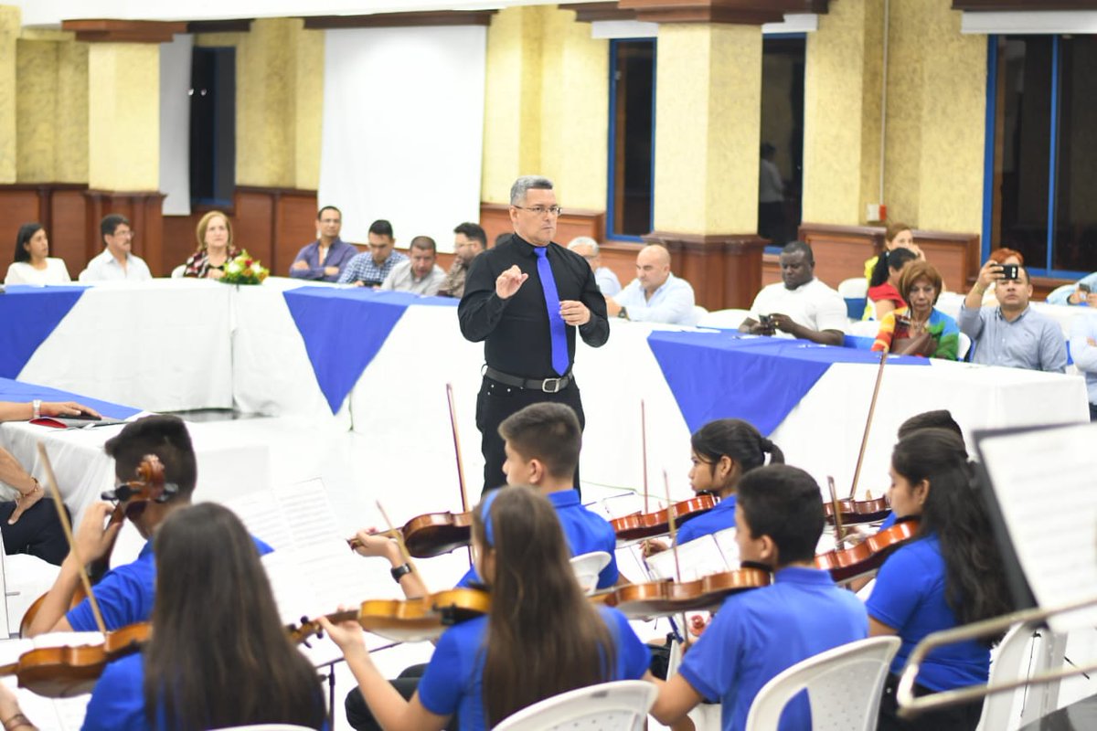udes_oficial's tweet photo. #NoticiasUDES | En el marco del encuentro de la Asociación Colombiana de Facultades de Ciencias - #ACOFACIEN, la Orquesta Filarmónica, Infantil y Juvenil de la UDES, interpreta ritmos musicales, ante 45 decanos de diferentes universidades del país. #SomosUDES #SomosNoticia https://t.co/KFbda12Tdo