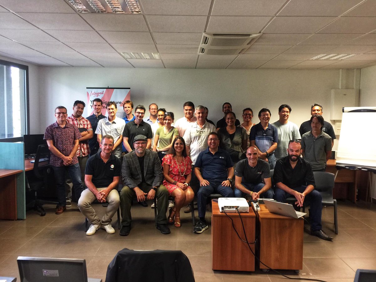 aOSComm's tweet photo. Awesome speakers and audience at #aOSPapeete #aOSTahiti today! 🇫🇷🇵🇫
#MVPBuzz #aOSRocks
with @vinchoy 🇲🇾 @michaeltnoel 🇺🇸 @sylver_schorgen @JChable @ChoukSabrine @SP_twit @patricg 🇫🇷 https://t.co/XadDdyq02B
