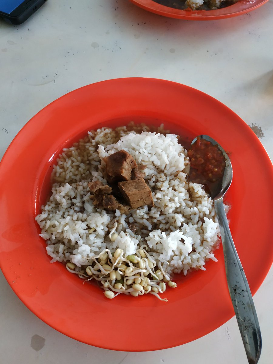 Perjalanan ke Jatim means makan rawon terooooooooooos 😏