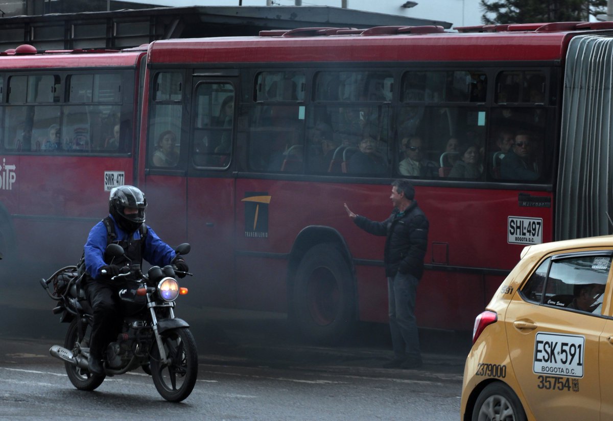 Citytv's tweet photo. #CityNoticias ►Un estudio de la @unisalle reveló que permanecer 140 minutos en @TransMilenio equivalen a respirar 24 horas de aire contaminado. La estación de Museo Nacional es en donde más se concentra material particulado. https://t.co/GYSU06VbIi